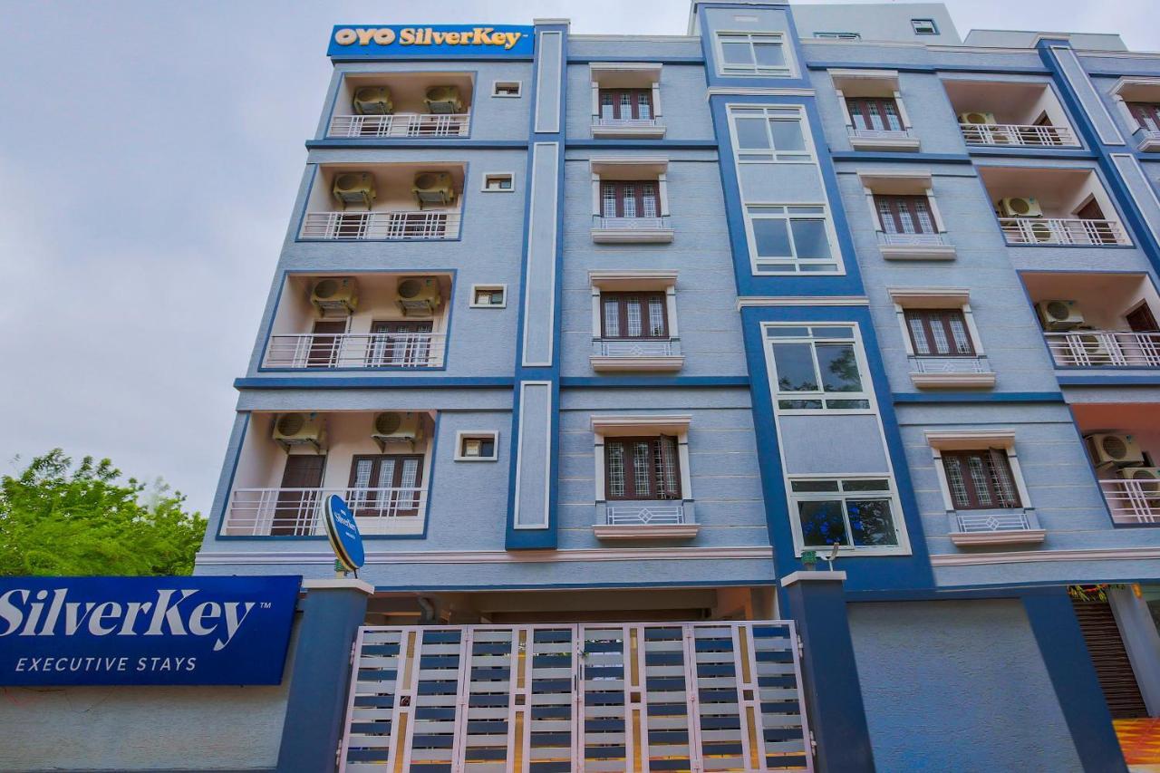 Hotel Oyo Silverkey 74581 Nallagandla Hyderabad Exterior foto